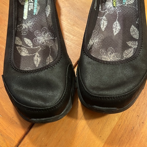 Skechers Relaxed Fit, air cooled, comfort flats EUC size 8.5 - Picture 4 of 7